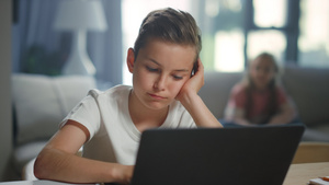 学校男孩用笔记本电脑在家里学习27秒视频