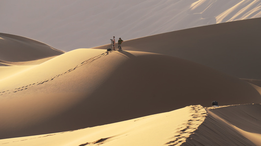 内蒙古阿拉善沙漠无人区沙丘上的游客4k素材视频