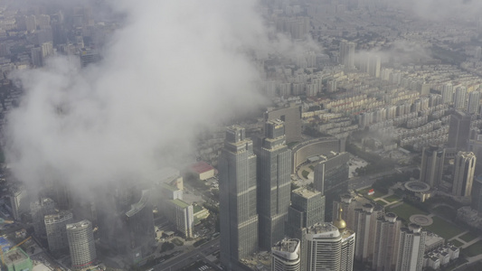 青岛五四广场高楼平流雾航拍视频