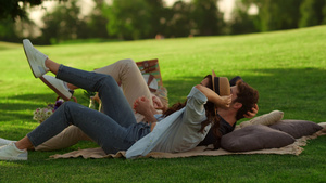 情侣在公园看天空野餐21秒视频