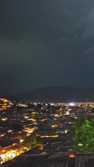 丽江古城全景灯光夜景电闪雷鸣暴雨来临前夕城市建设16秒视频