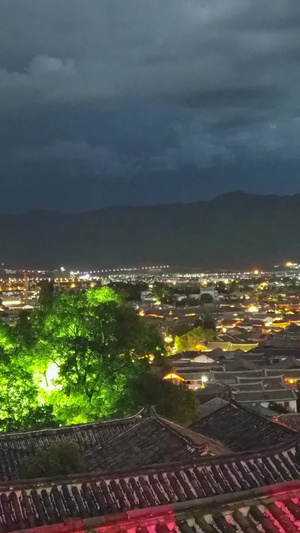 丽江古城全景灯光夜景电闪雷鸣暴雨来临前夕人文景区16秒视频