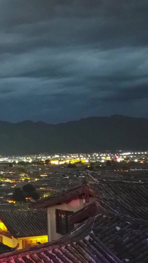 丽江古城全景灯光夜景电闪雷鸣暴雨来临前夕延时摄影16秒视频