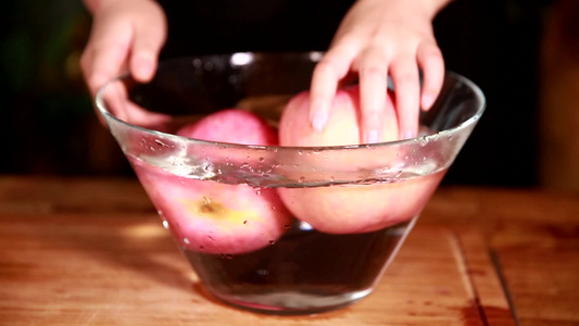 苹果切块削苹果洗苹果国光富士视频