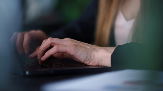 【无需肖像权】商业女人用电脑键盘在办公室打字视频