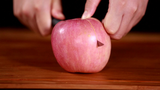 苹果切块削苹果洗苹果国光富士视频