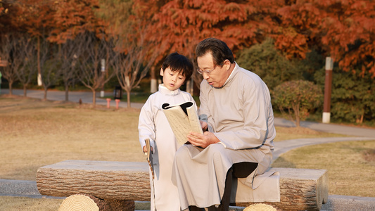 国学教师和学生在户外阅读书籍视频