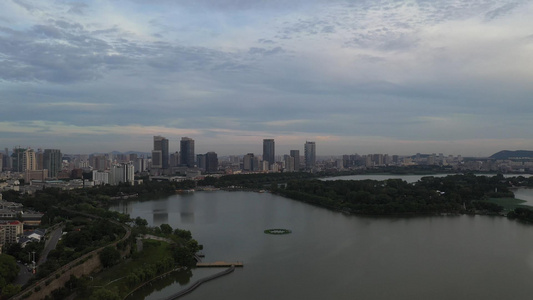 南京玄武湖日出航拍4K城市建筑群CBD视频