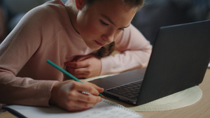 女学生在室内笔记本电脑旁边做功课 未成年女孩在家学习14秒视频