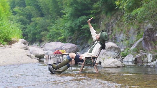 女青年深山溯溪涉水休息视频