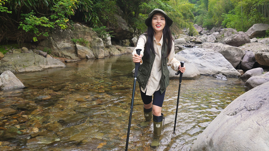 女青年深山溯溪涉水视频