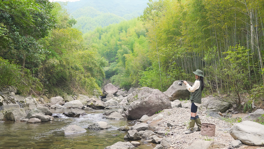 女青年深山溪边钓鱼视频