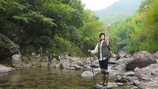 女青年深山溯溪开心招手视频