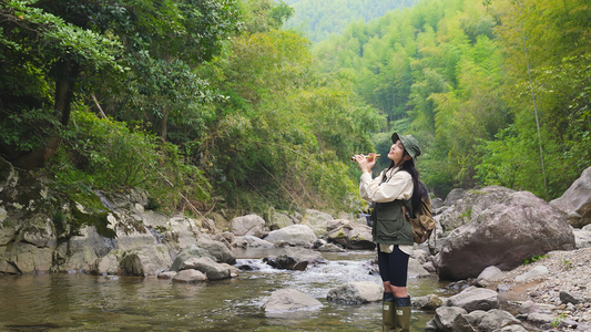 女青年深山溯溪望远视频