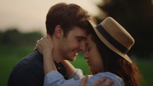 浪漫男人和女在草地上约会 一对夫妇在田野上跳舞23秒视频