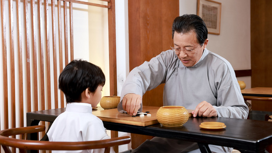 国学教师和学生下围棋视频