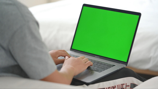 4k男生使用绿幕电脑打字视频