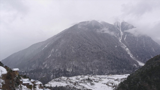 雪山村庄延时视频视频