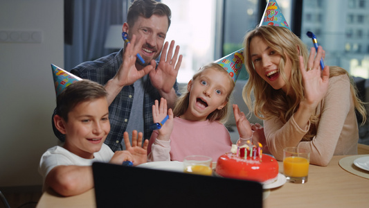 家人与朋友在网上视频聊天庆祝生日视频
