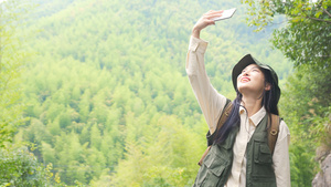 女青年登山越野用手机拍照29秒视频