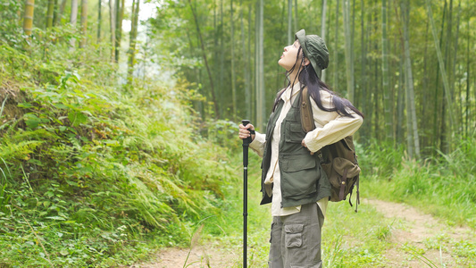 女青年登山越野徒步视频