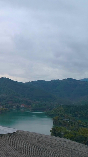 高清航拍广西穿瓦屋楼顶风景巴马赐福湖视频长寿村19秒视频