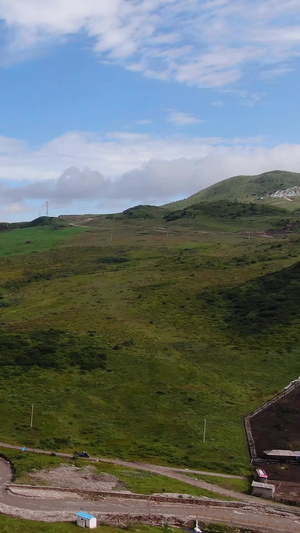航拍蓝天白云下的绿色草原牧场旅游目的地45秒视频