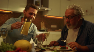年长父亲和儿子在餐桌上吃饭21秒视频