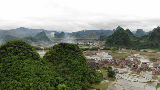 田园山水水墨画山水桂林山水广西山水田园乡村航拍贺州风景山水烟雾缭绕春耕田野航拍视频