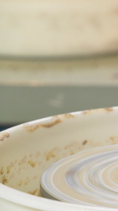 陶艺店手工课使用海绵擦拭陶器制陶特写动作陶器店视频