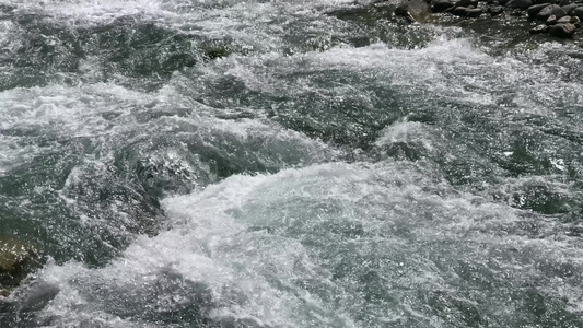 山间溪流升格视频
