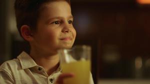 微笑的孩子手握着果汁杯24秒视频