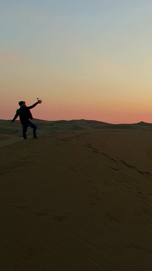 日出日落下的沙漠七星湖9秒视频