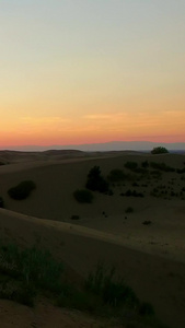 日出日落下的沙漠日月星辰视频