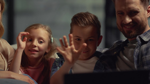 父母和孩子在电脑上和别人开视频13秒视频
