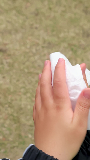 秋冬季节户外小男孩使用纸巾擦拭手部第一视角19秒视频