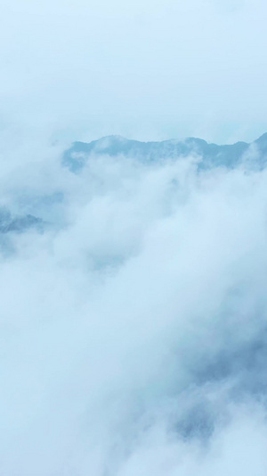 航拍宏伟大气自然气候变化群山之巅云雾缭绕仙境46秒视频