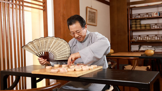 独自下象棋的国学教师视频