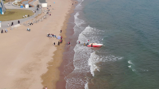 航拍海边沙滩海浪视频