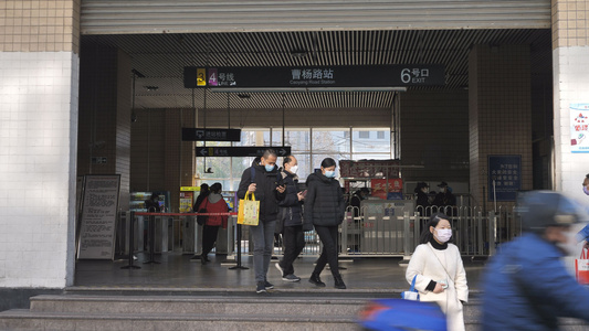 轻轨出口处人流戴口罩【该编辑视频无肖像权，不建议商用】视频