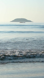 海浪中的岛屿世界海洋日视频