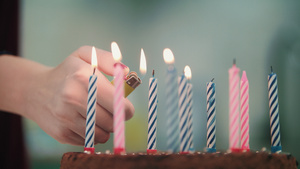 生日蛋糕上的蜡烛点火15秒视频