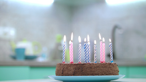 生日蛋糕蜡烛上的火焰14秒视频