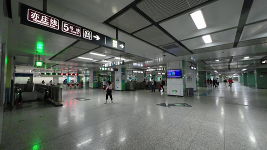 4K 北京地铁  乘坐地铁的人视频