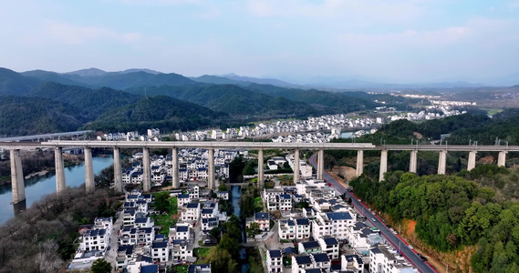 蓝天映衬下的中国铁路徽派建筑乡村延时视频
