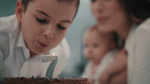 男孩在生日蛋糕上吹蜡烛8秒视频