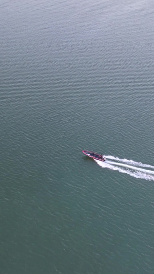 航拍蓝色大海里的旅游快艇素材38秒视频