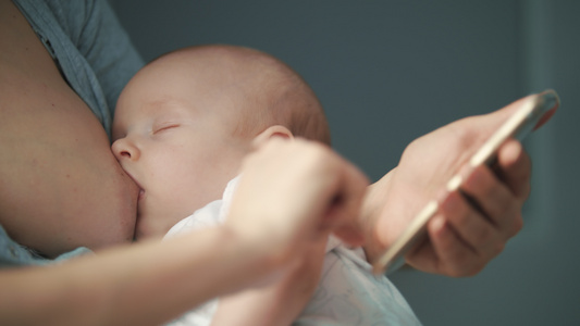 母乳喂养婴儿视频