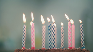 在生日蛋糕中的蜡烛9秒视频