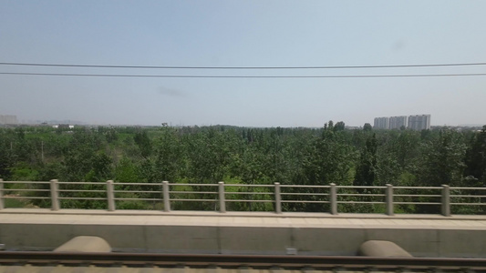 旅途中火车窗外的沿途风景视频